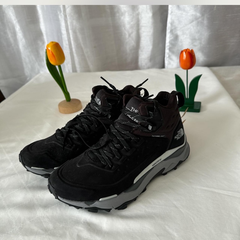 THE NORTH FACE • HIKING BOOTS
Size US 6.5 • Brand new